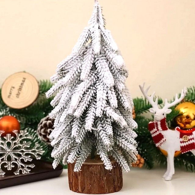 Елка искусственная заснеженная  с декоративными шишками 22 см.1 шт.