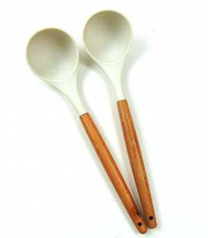 Половник силиконовый с деревянной ручкой Молочный 30 см.1 шт.