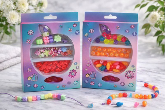 : 2 листа с рисунками,цветные карандаши,ленточки 15,5*25 см.